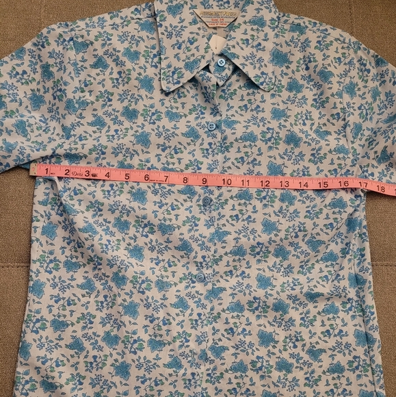 Permanent Press floral button down top Never Worn 3/4 sleeves. So cute!! - Picture 4 of 7